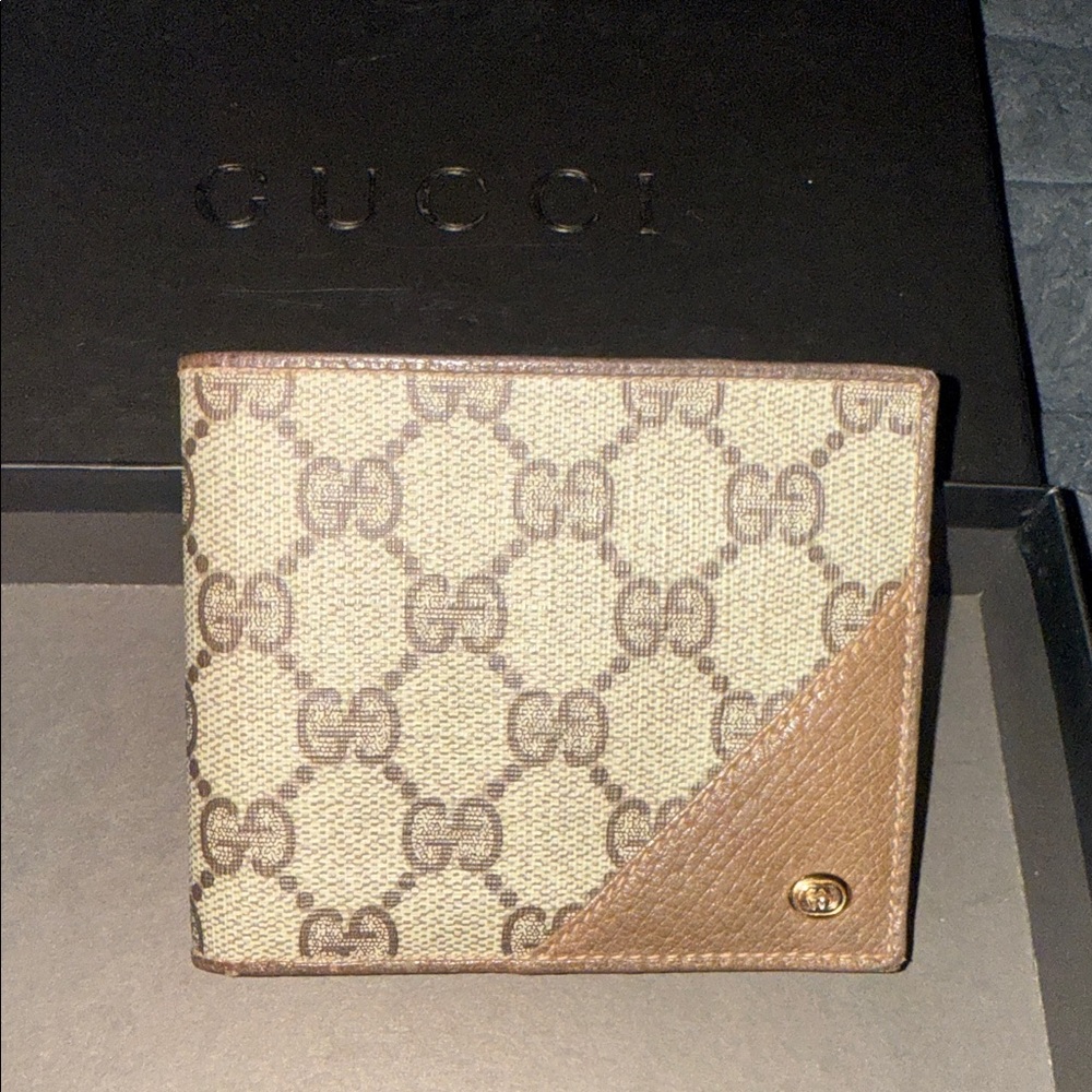 Gucci Tan and Brown GG Pattern Wallet does come with box